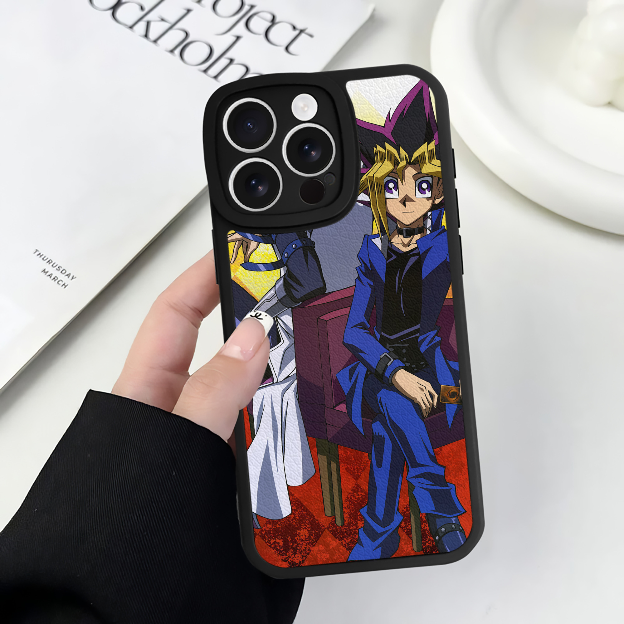（画像用） 遊☆戯☆王 Yu-Gi-Oh! 【iPhone 16シリーズ対応】シリコンスマホケース（レザー調） 材質：シリコン
